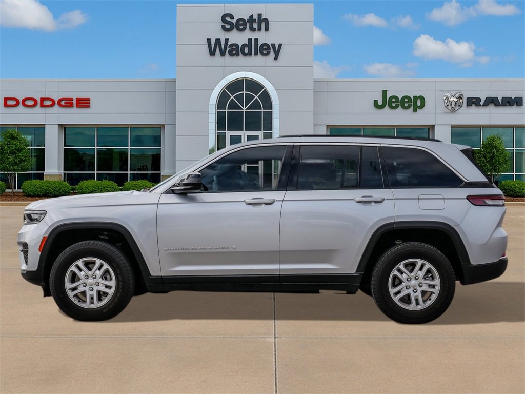 Used 2025 Jeep Grand Cherokee Laredo w/ Luxury Tech Group I image 4