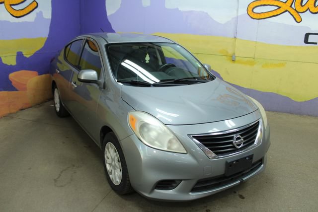 Used 2014 Nissan Versa SV FWD image 2