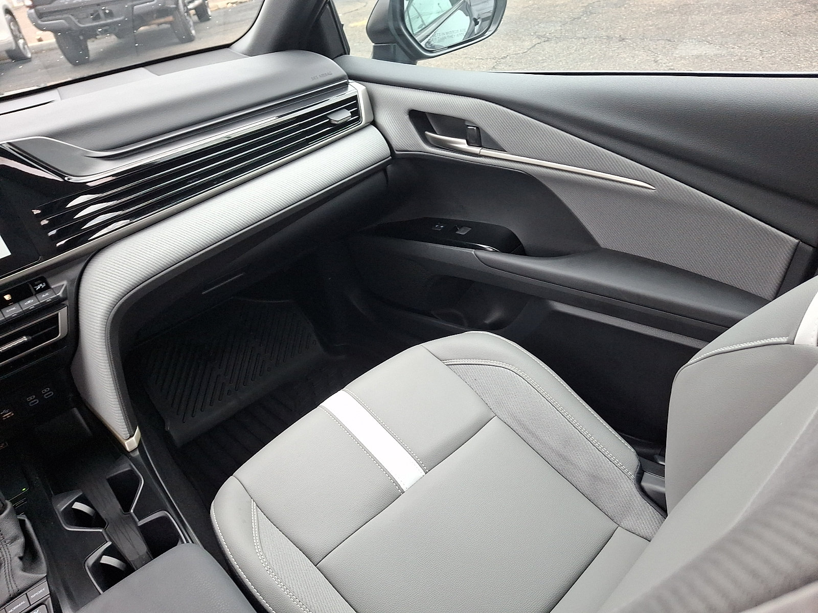 Used 2025 Toyota Camry SE w/ Convenience Package FWD image 12