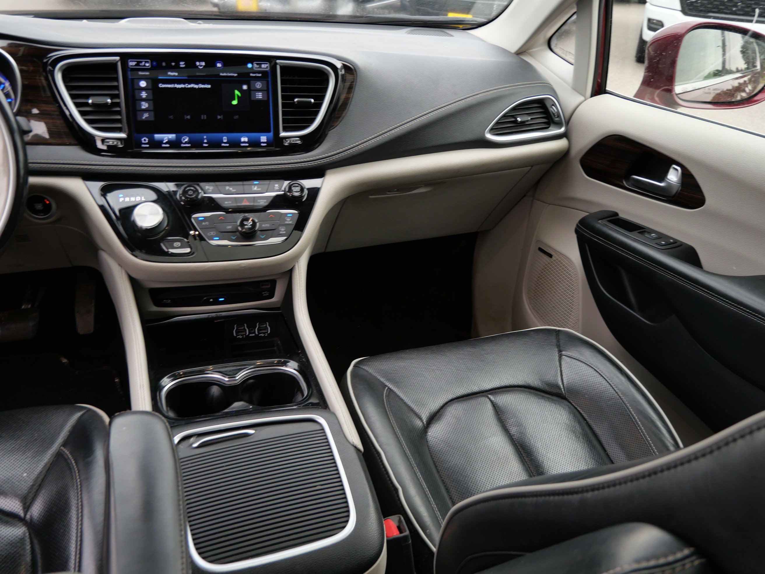 Used 2021 Chrysler Pacifica Limited w/ Uconnect Theater Family Group FWD image 11