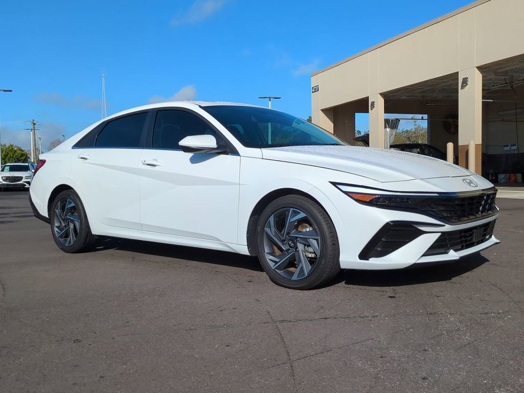 Certified 2025 Hyundai Elantra SEL image 3