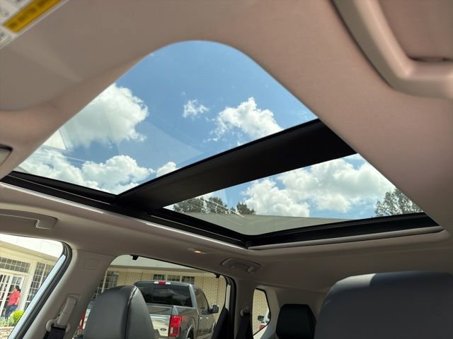 Used 2025 Nissan Rogue SV w/ SV Premium Package image 29