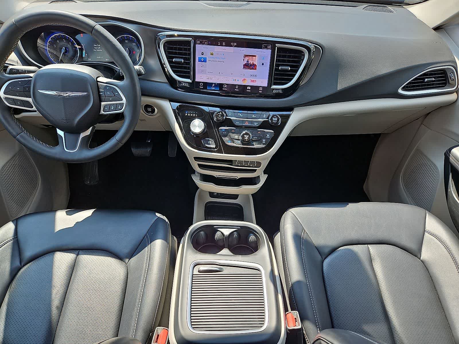 Used 2024 Chrysler Pacifica Touring-L FWD image 11
