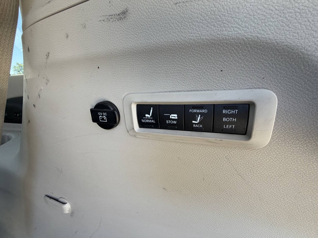 Used 2018 Chrysler Pacifica Limited FWD image 28
