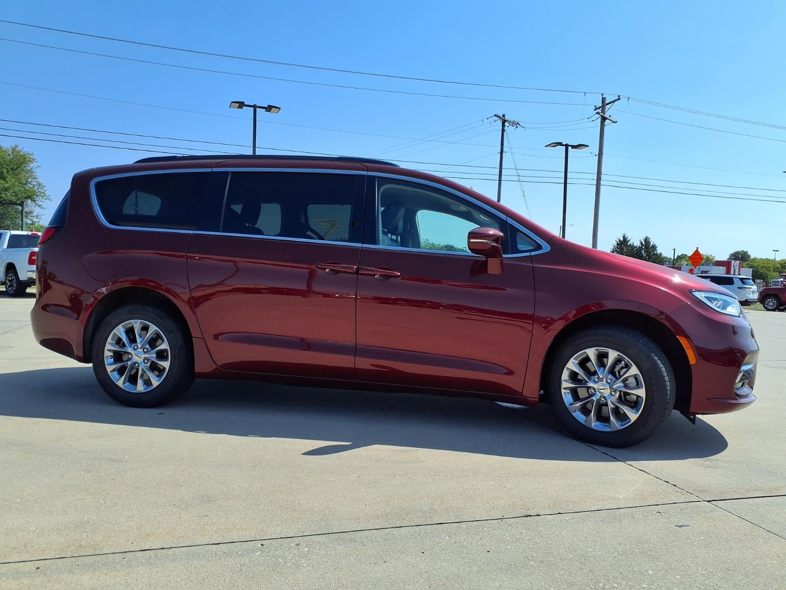 Certified 2022 Chrysler Pacifica Touring-L AWD/4WD image 32