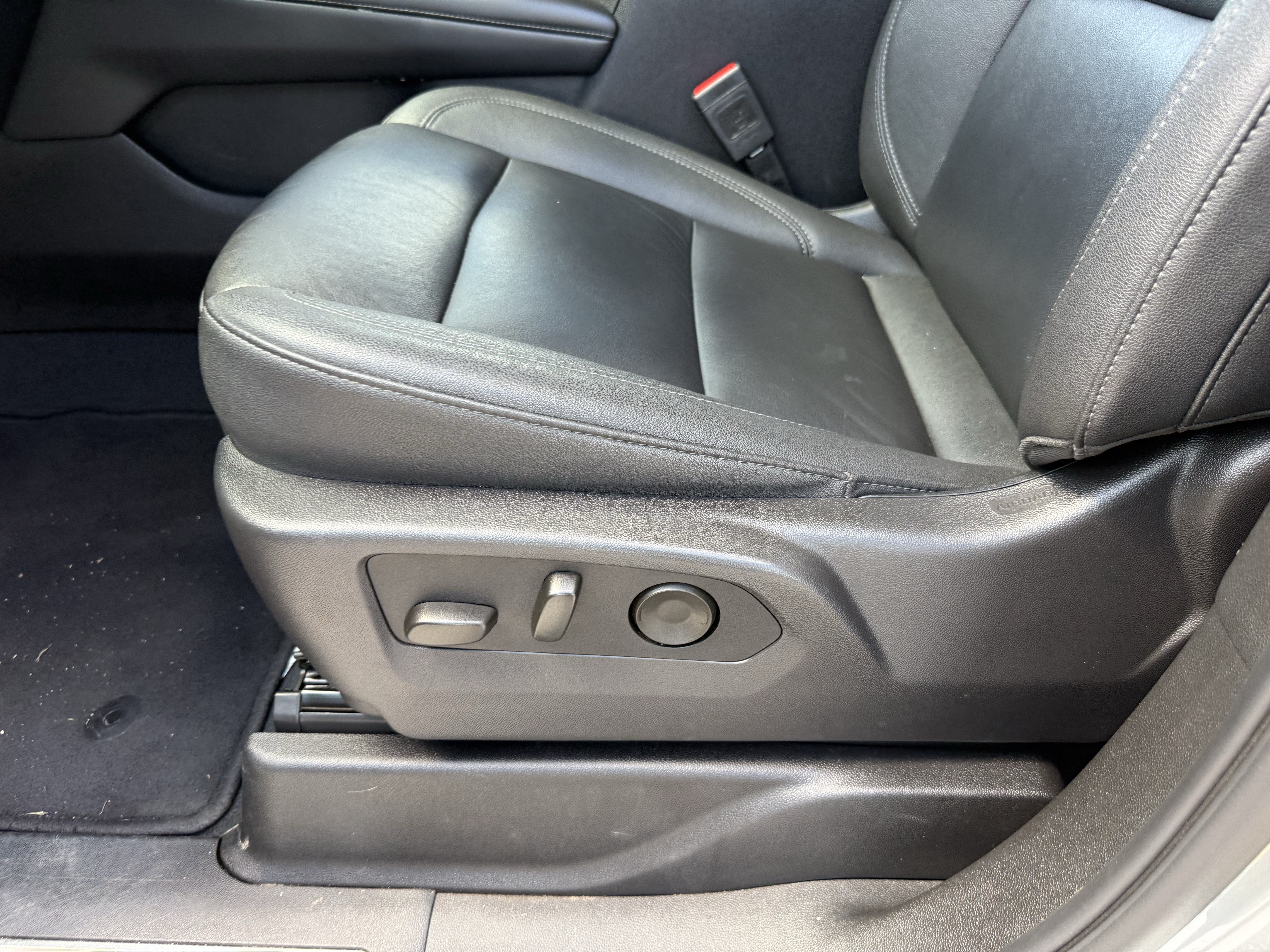 Used 2025 Chevrolet Suburban Z71 AWD/4WD image 28