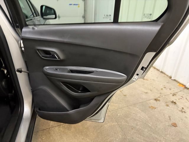 Used 2020 Chevrolet Trax LT w/ LT Convenience Package AWD/4WD image 15