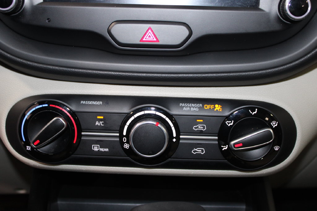Used 2025 Kia Soul LX w/ LX Technology Package FWD image 43
