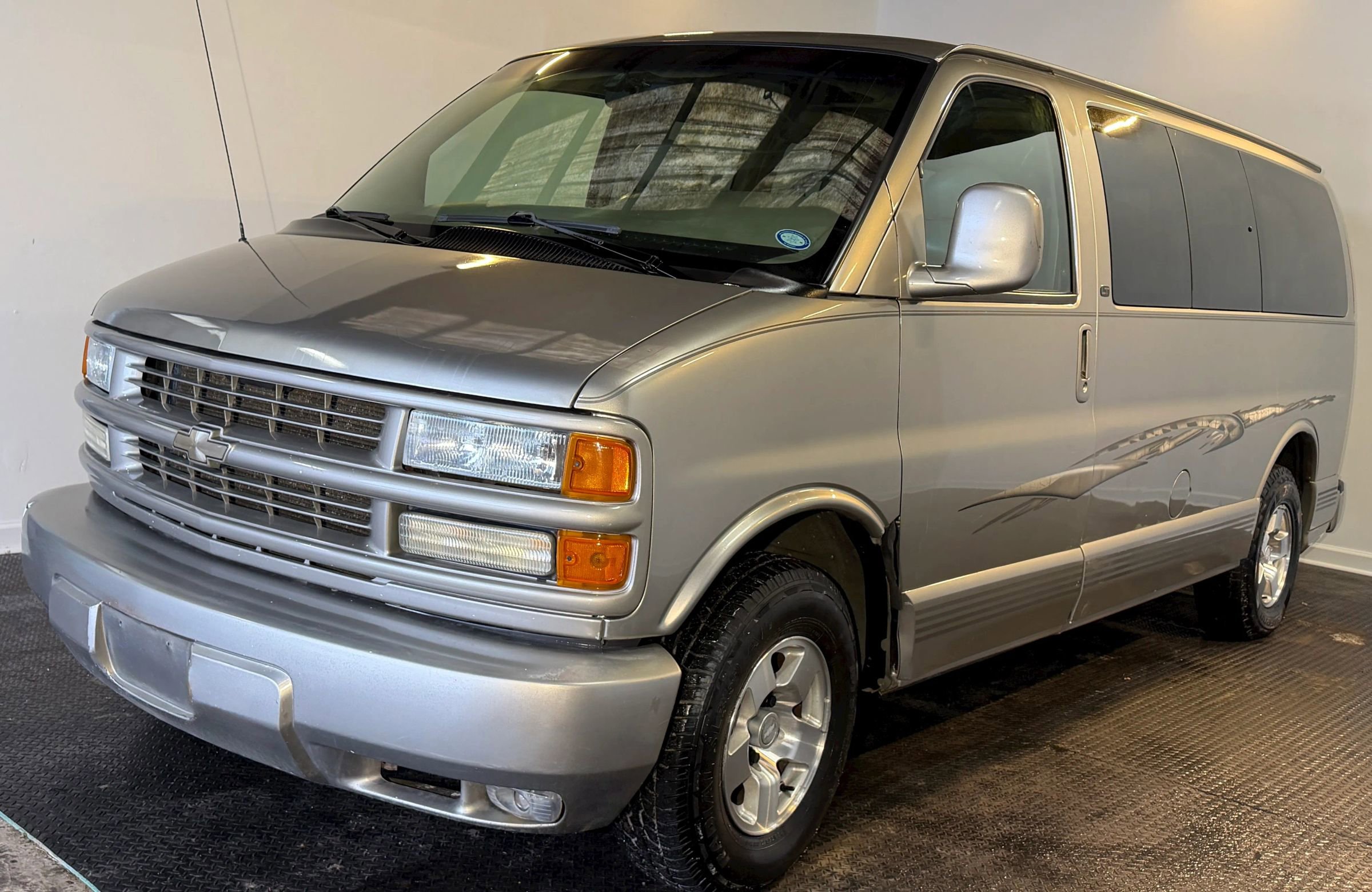 Used 2002 Chevrolet Express 1500 LT RWD image 3