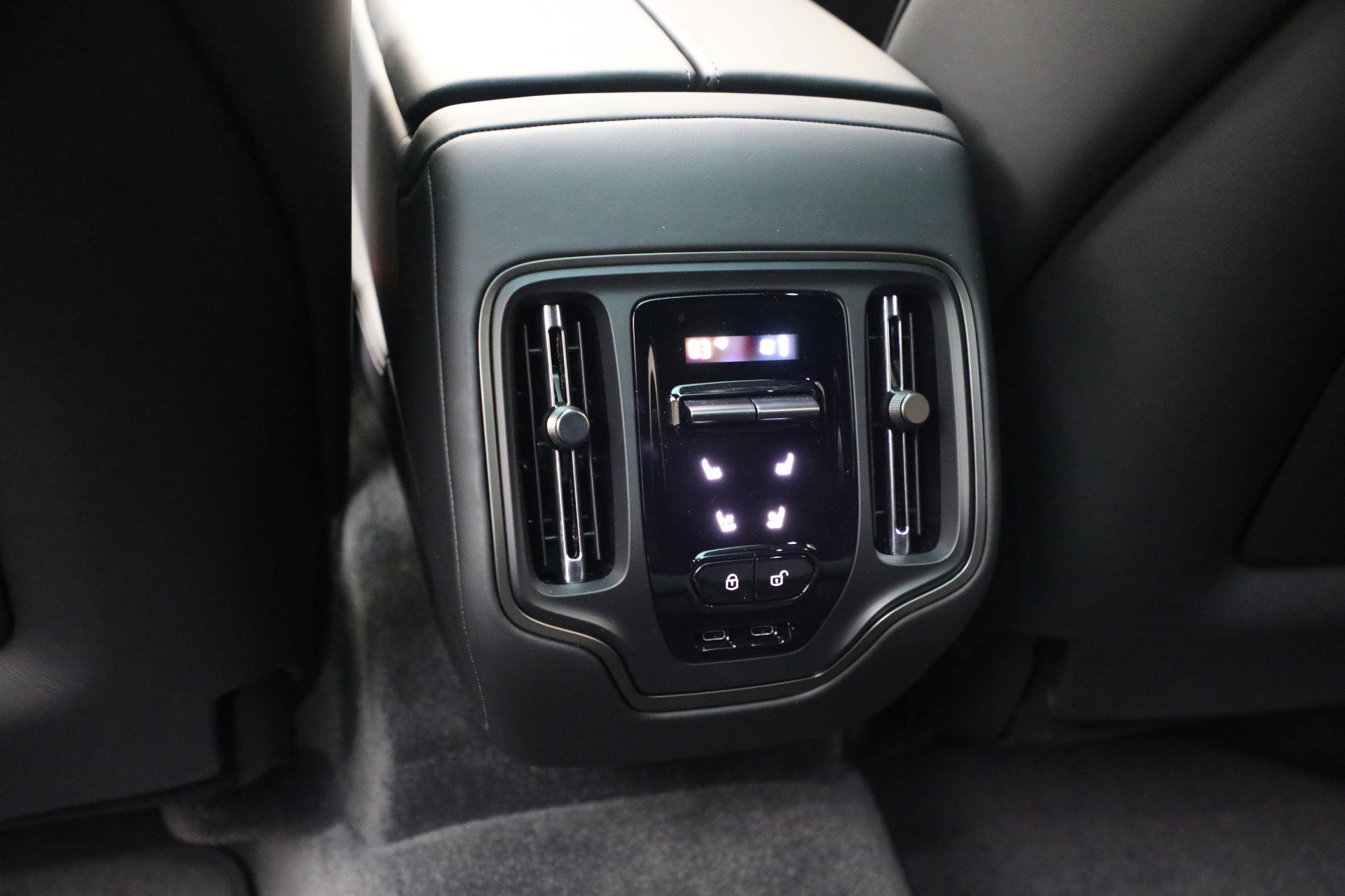 New 2026 Aston Martin DBX 707 image 33