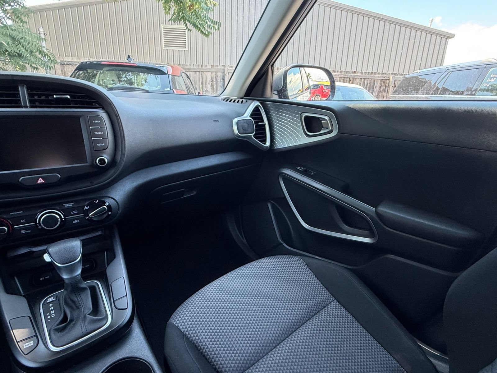Used 2025 Kia Soul LX w/ LX Technology Package FWD image 32