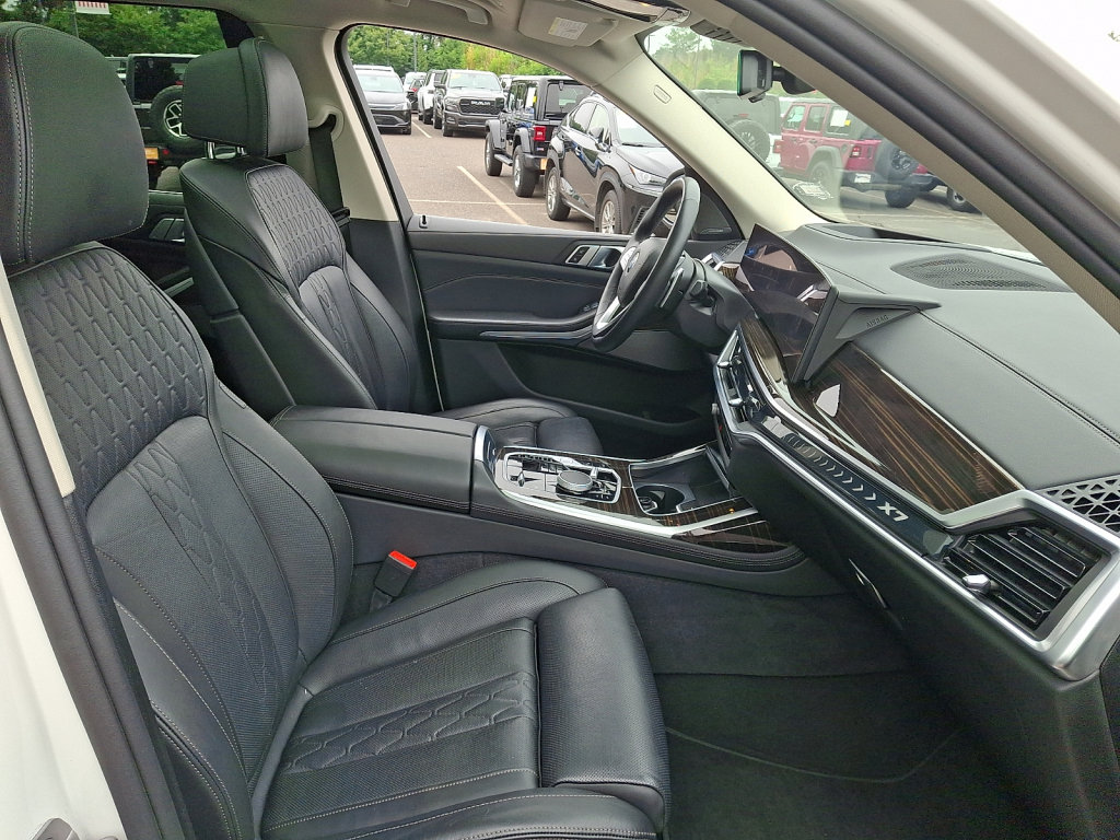 Used 2025 BMW X7 xDrive40i w/ Premium Package AWD/4WD image 12