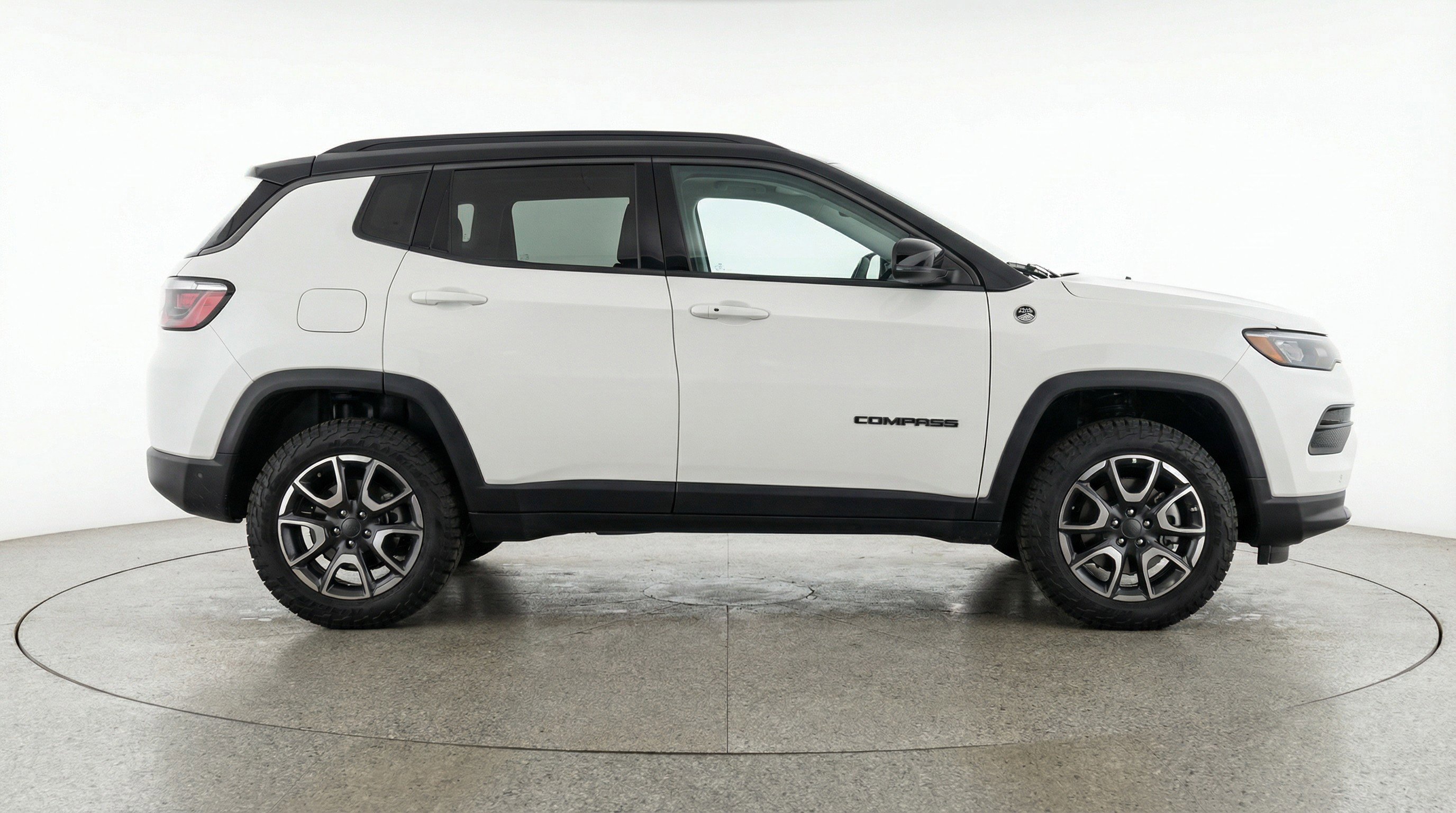 Used 2025 Jeep Compass Trailhawk AWD/4WD image 11