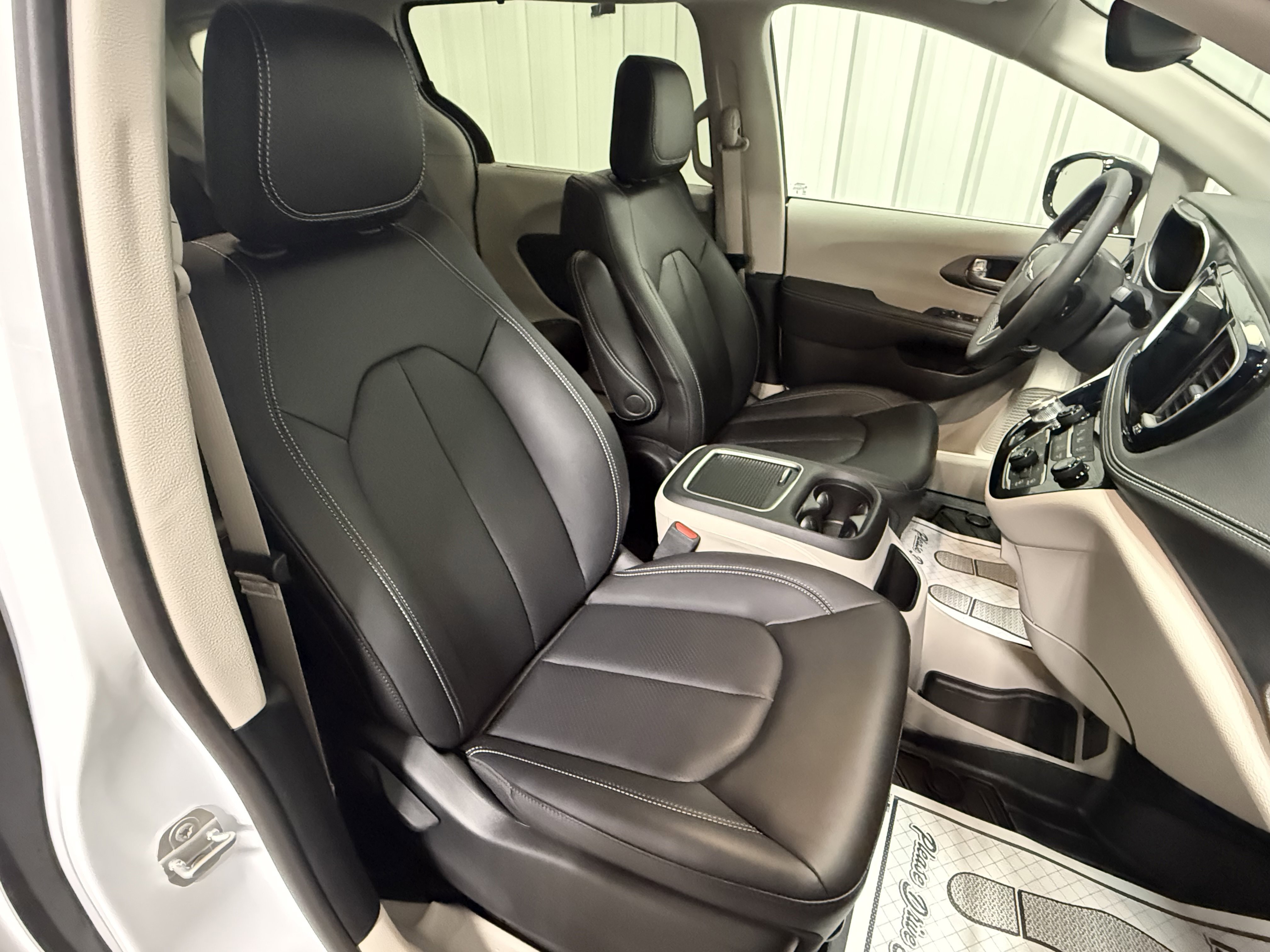 Used 2024 Chrysler Pacifica Touring-L image 11