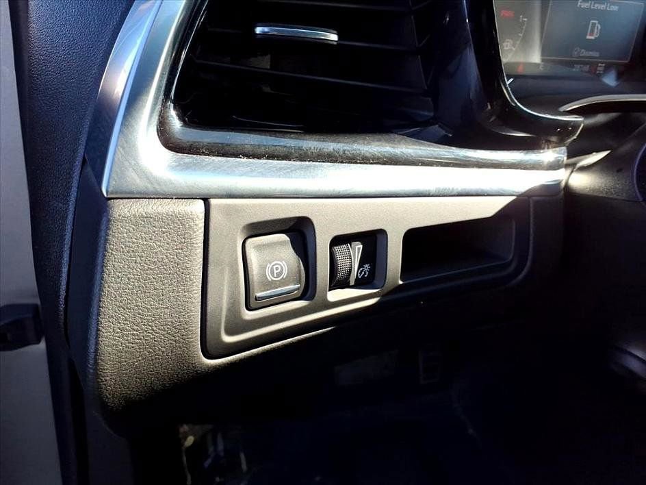 Used 2025 Cadillac XT6 Premium Luxury image 14