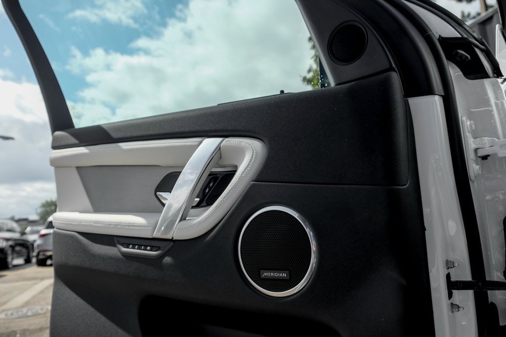 New 2025 Land Rover Discovery Sport Dynamic SE image 11