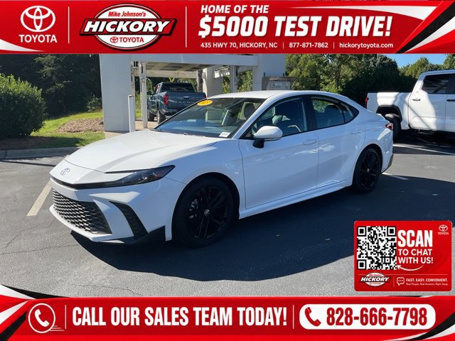 Used 2025 Toyota Camry SE FWD image 1