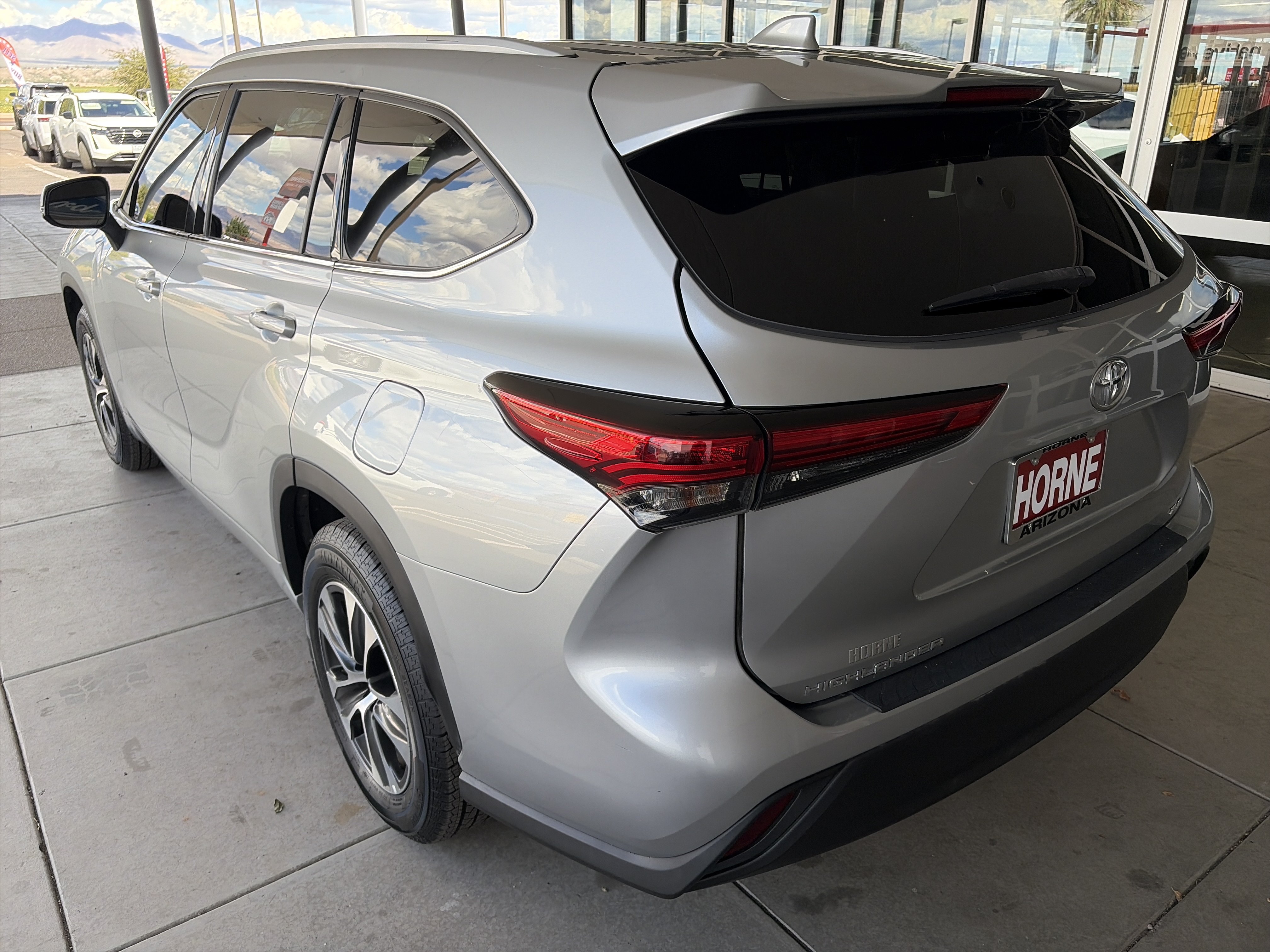 Used 2022 Toyota Highlander XLE FWD image 6