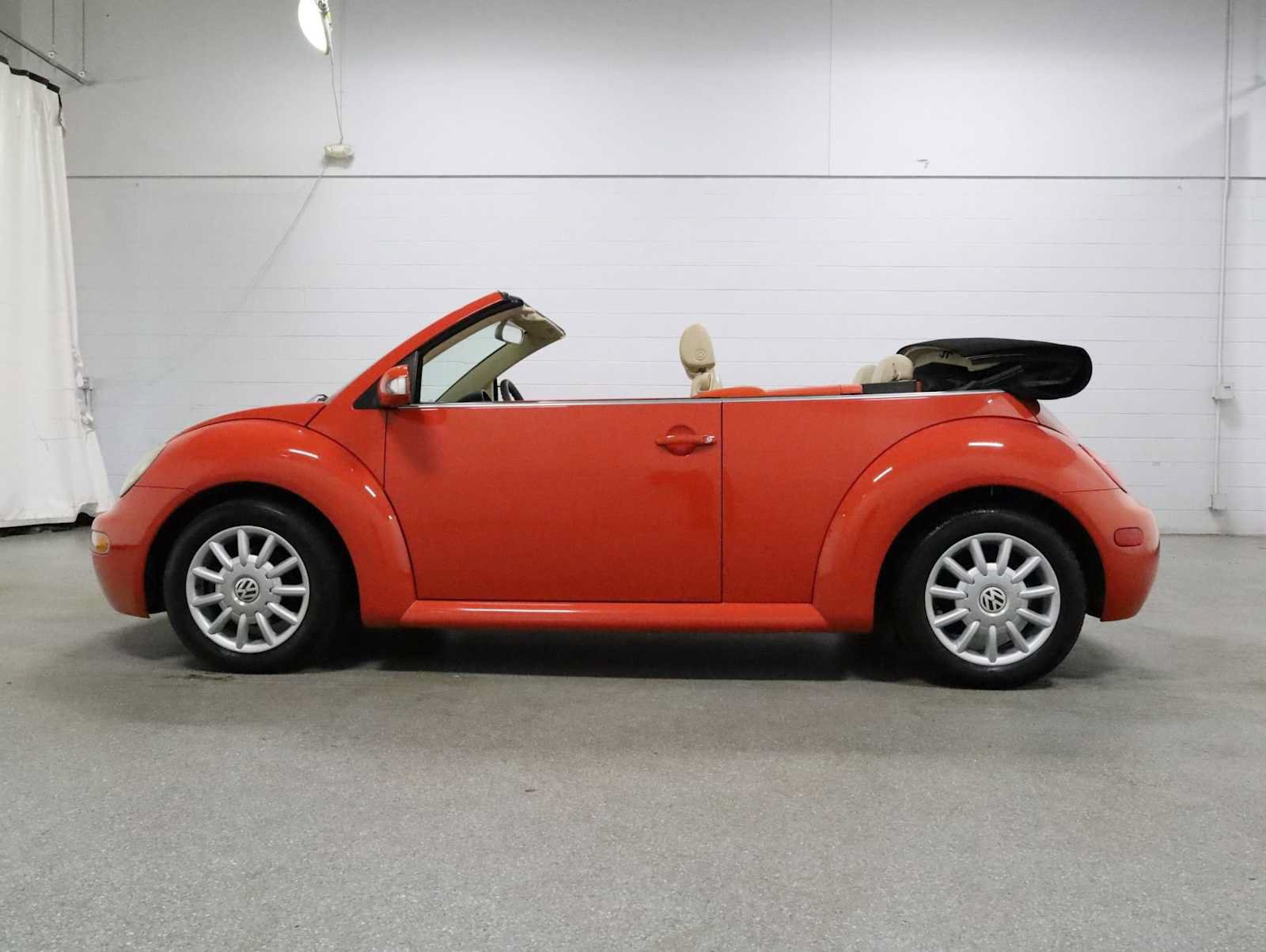Used 2005 Volkswagen Beetle GLS FWD image 2