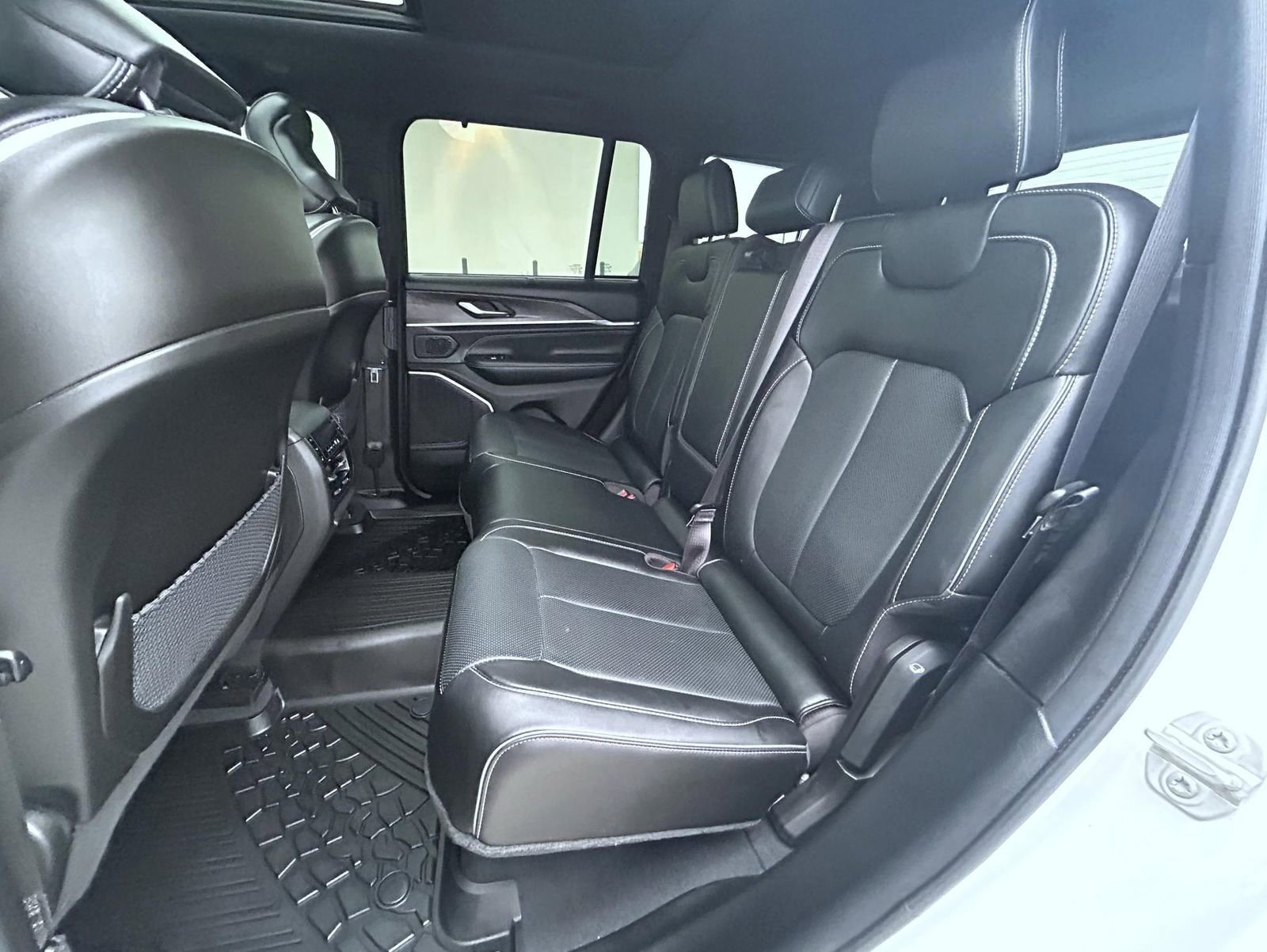 Used 2023 Jeep Grand Cherokee Overland w/ Luxury Tech Group IV image 20