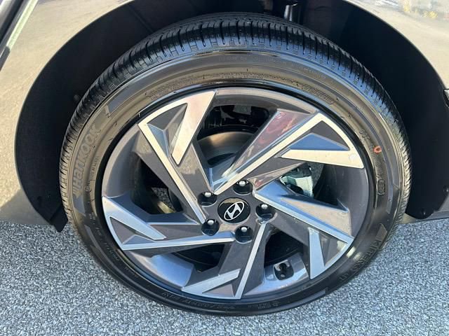 New 2025 Hyundai Elantra Limited FWD image 12