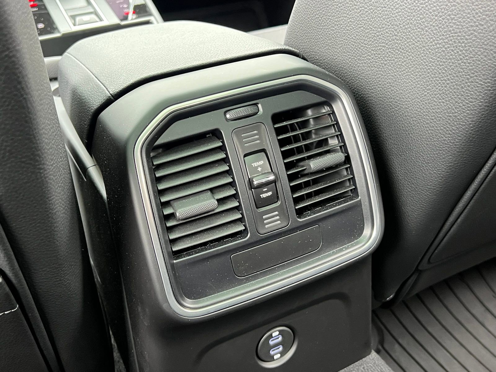 Certified 2025 Porsche Macan image 19