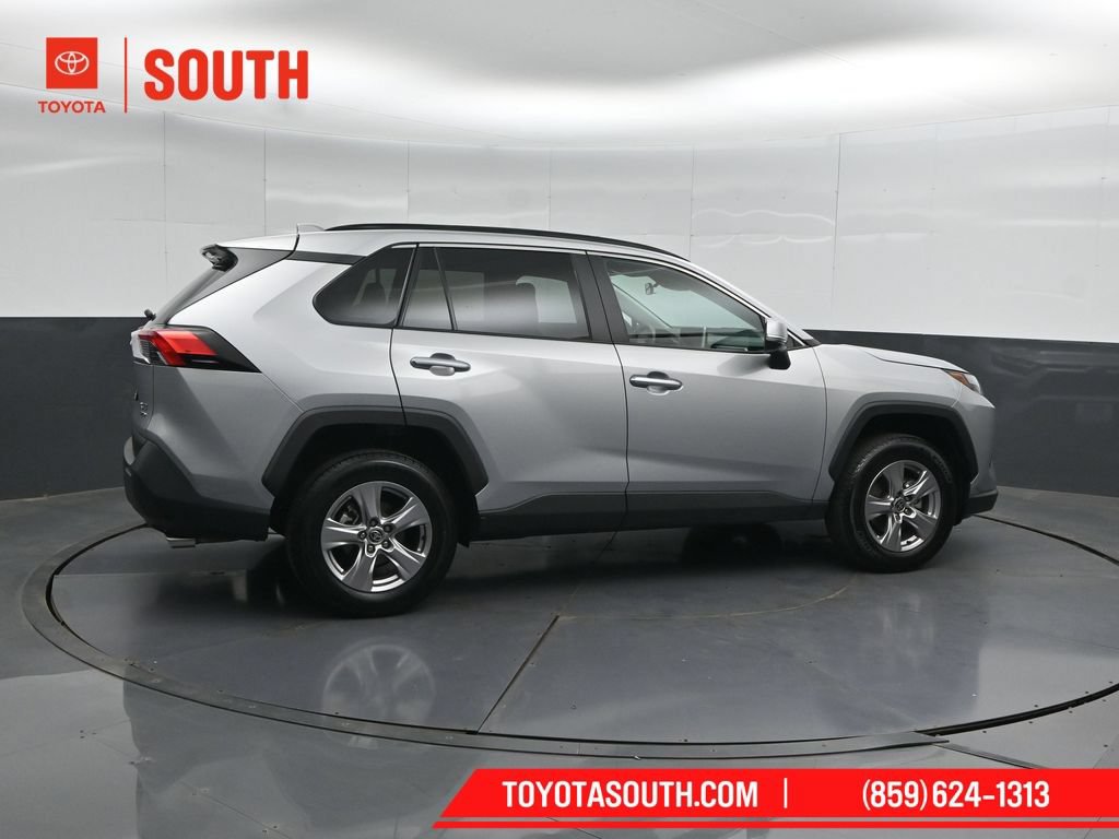 Used 2025 Toyota RAV4 XLE AWD/4WD image 2