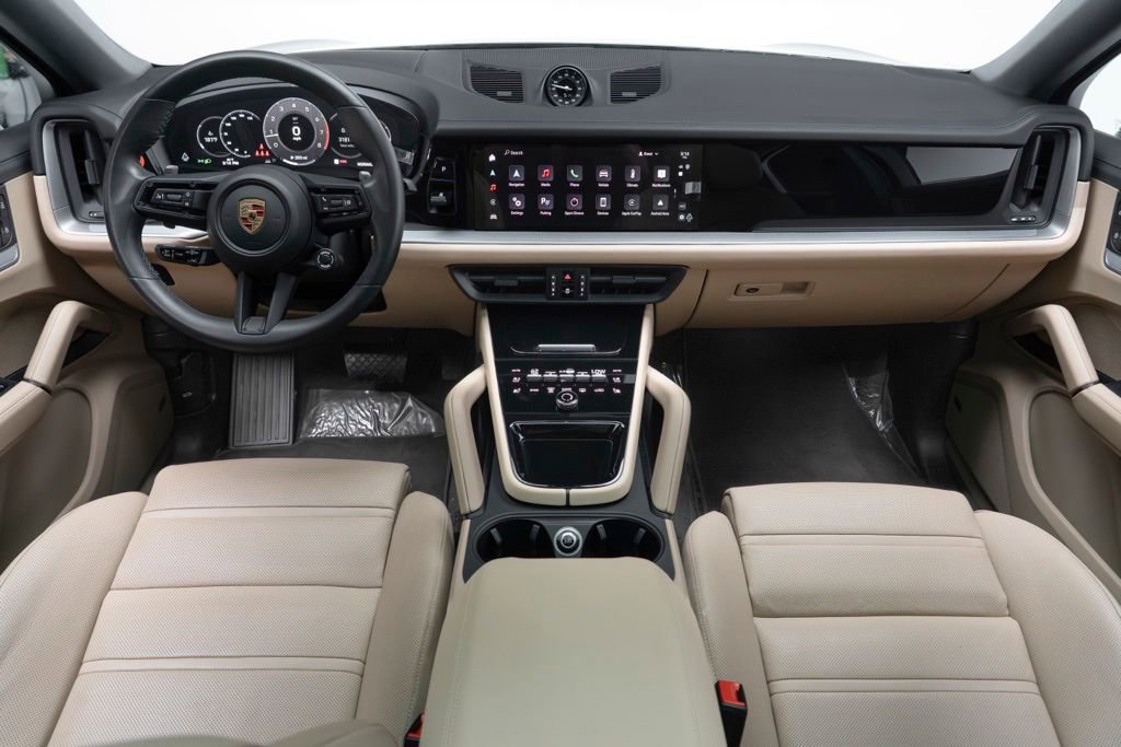 Used 2024 Porsche Cayenne Coupe image 2