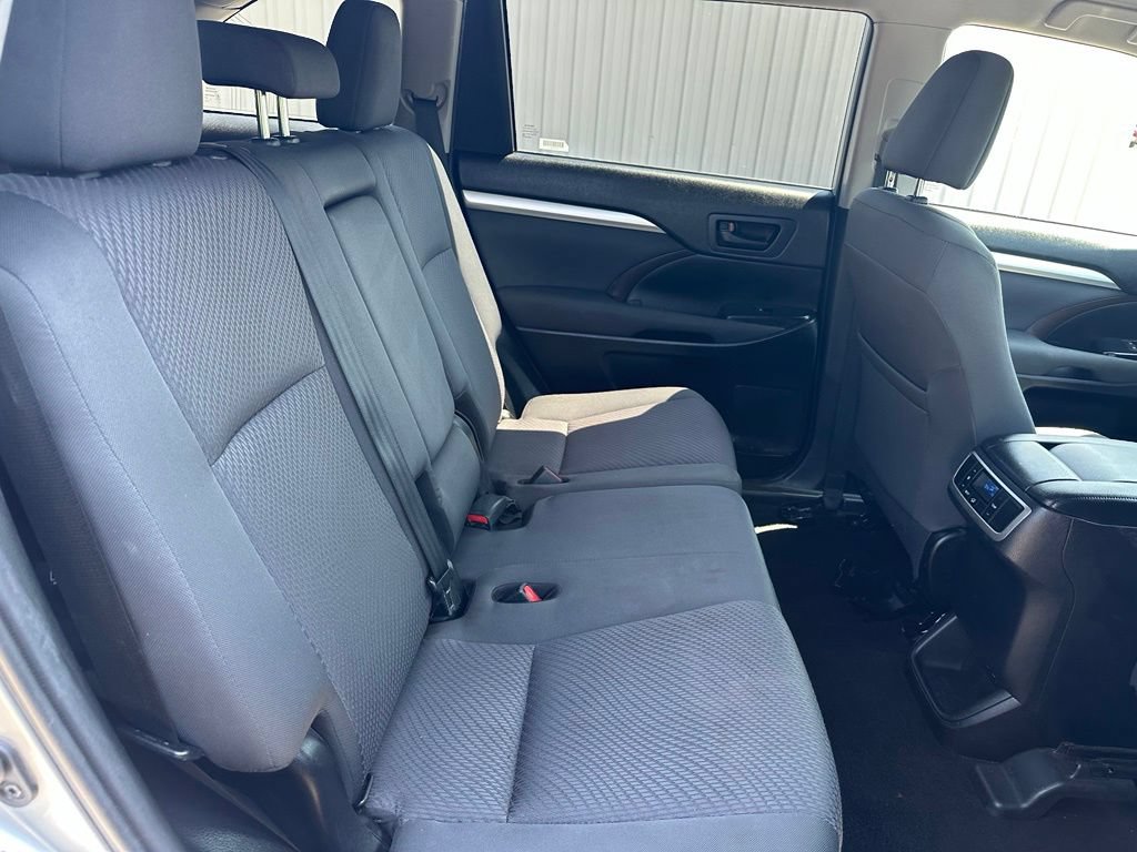 Used 2019 Toyota Highlander LE AWD/4WD image 31