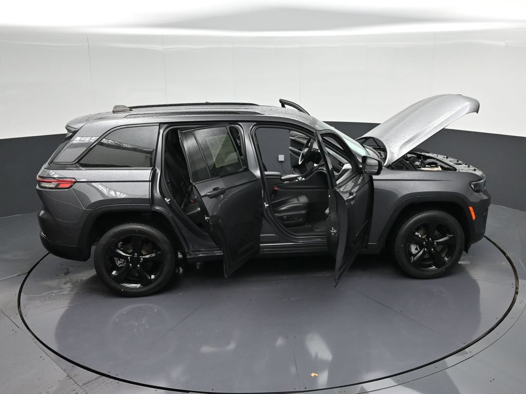Used 2024 Jeep Grand Cherokee Limited w/ Black Appearance Package AWD/4WD image 43