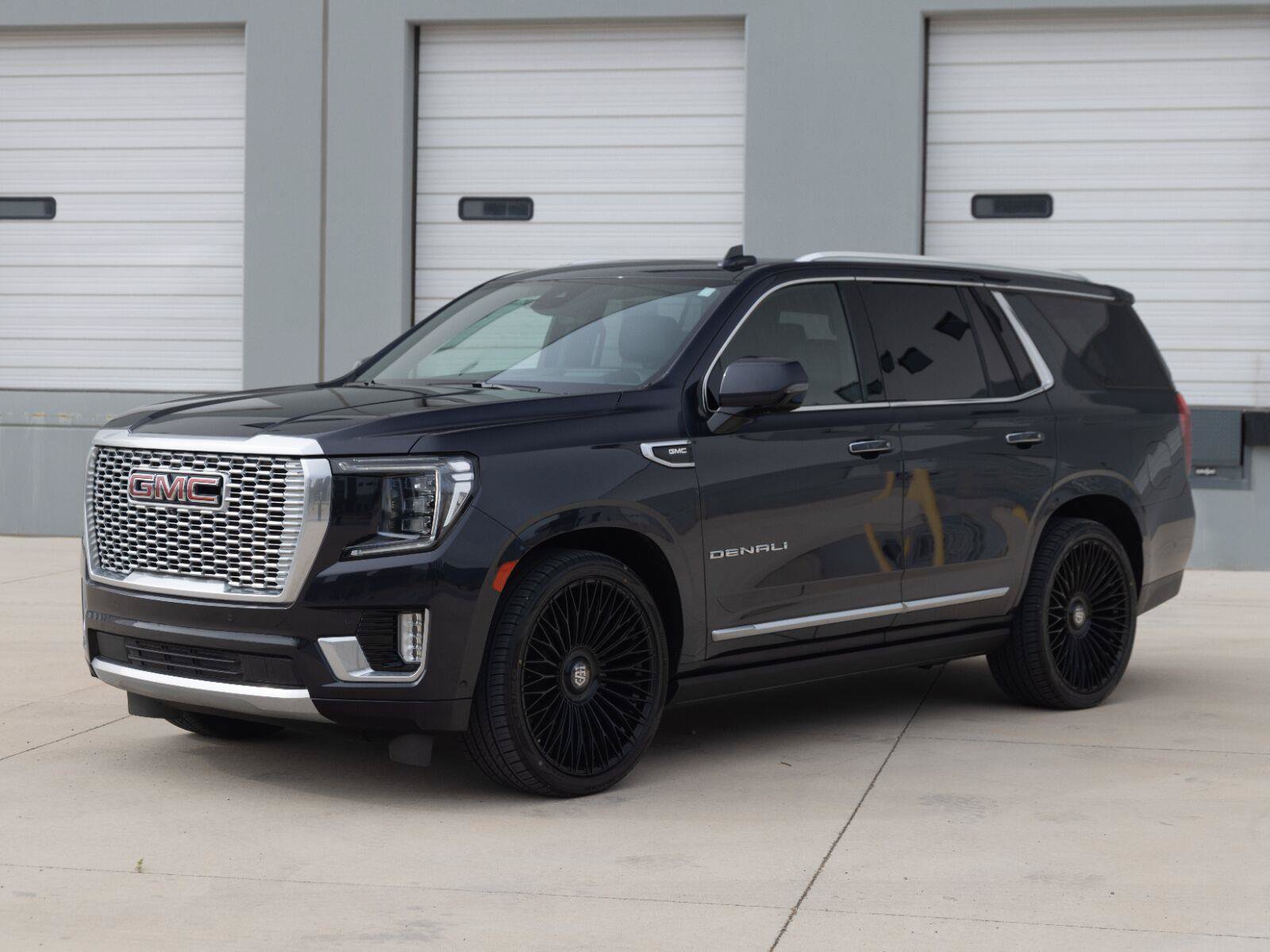 Used 2023 GMC Yukon Denali w/ Denali Reserve Package AWD/4WD image 3