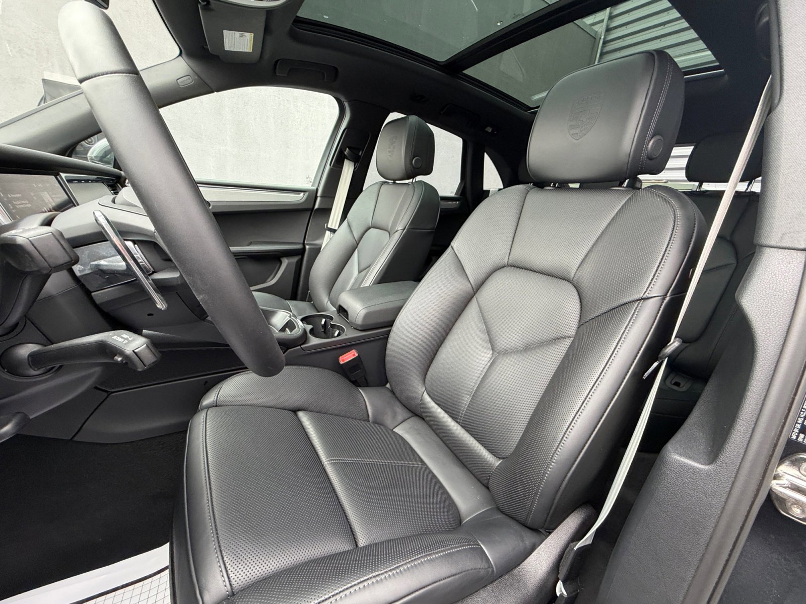 Certified 2025 Porsche Macan AWD/4WD image 17