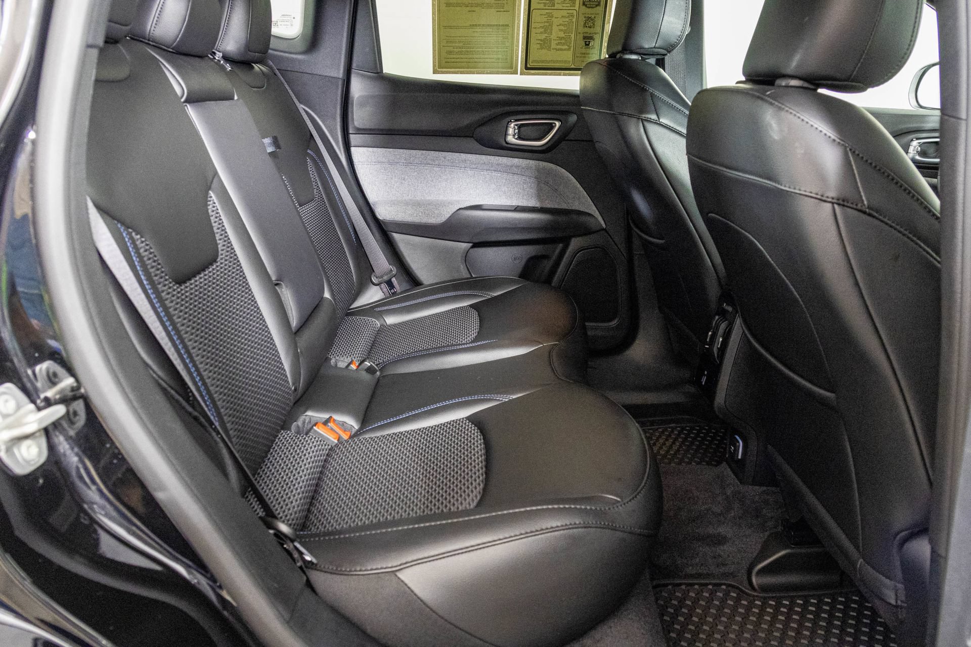Used 2023 Jeep Compass Latitude w/ Convenience Group AWD/4WD image 45