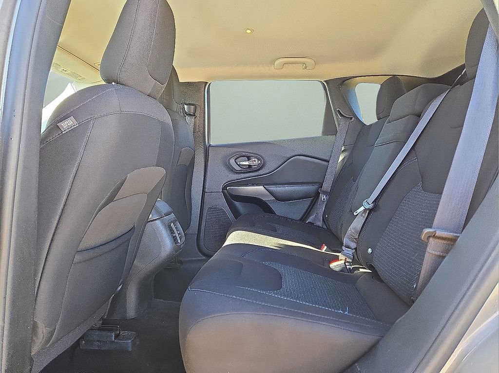 Used 2019 Jeep Cherokee Latitude w/ Popular Appearance Group image 16