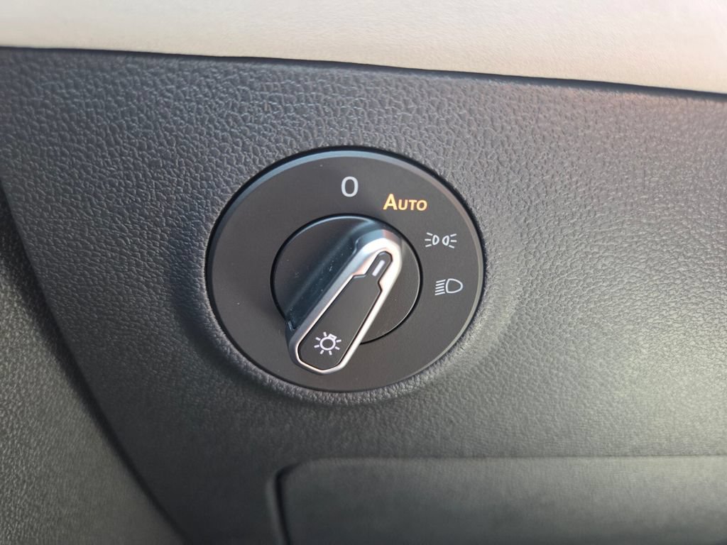 Certified 2025 Volkswagen Taos SE FWD image 12