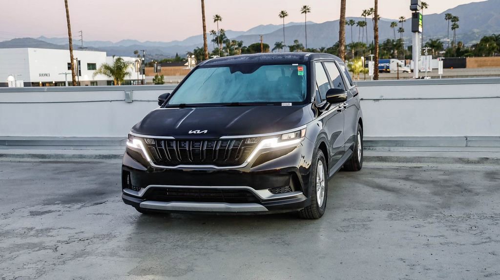 Used 2024 Kia Carnival LX image 4