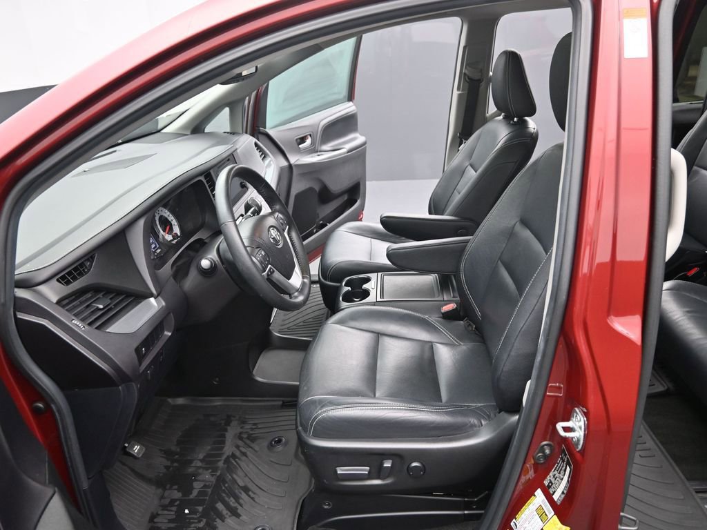 Used 2015 Toyota Sienna SE image 11
