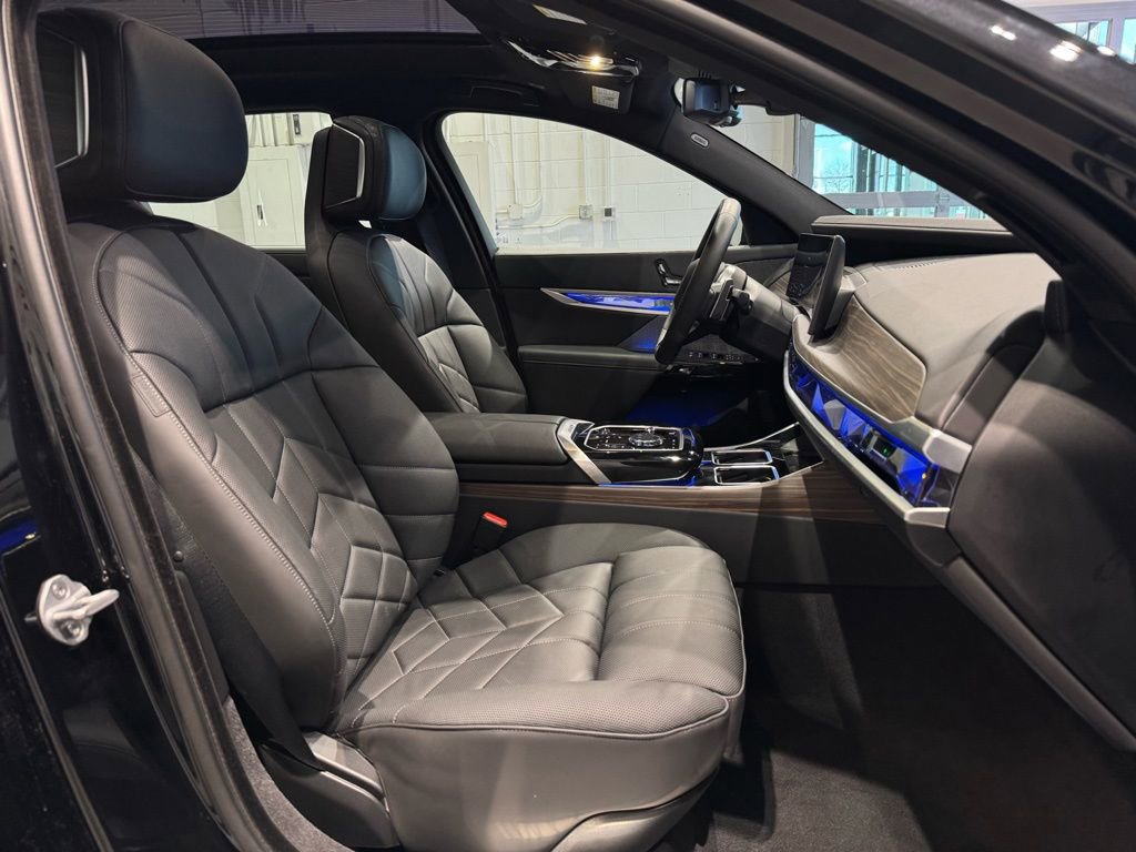 Used 2025 BMW 760i xDrive image 52