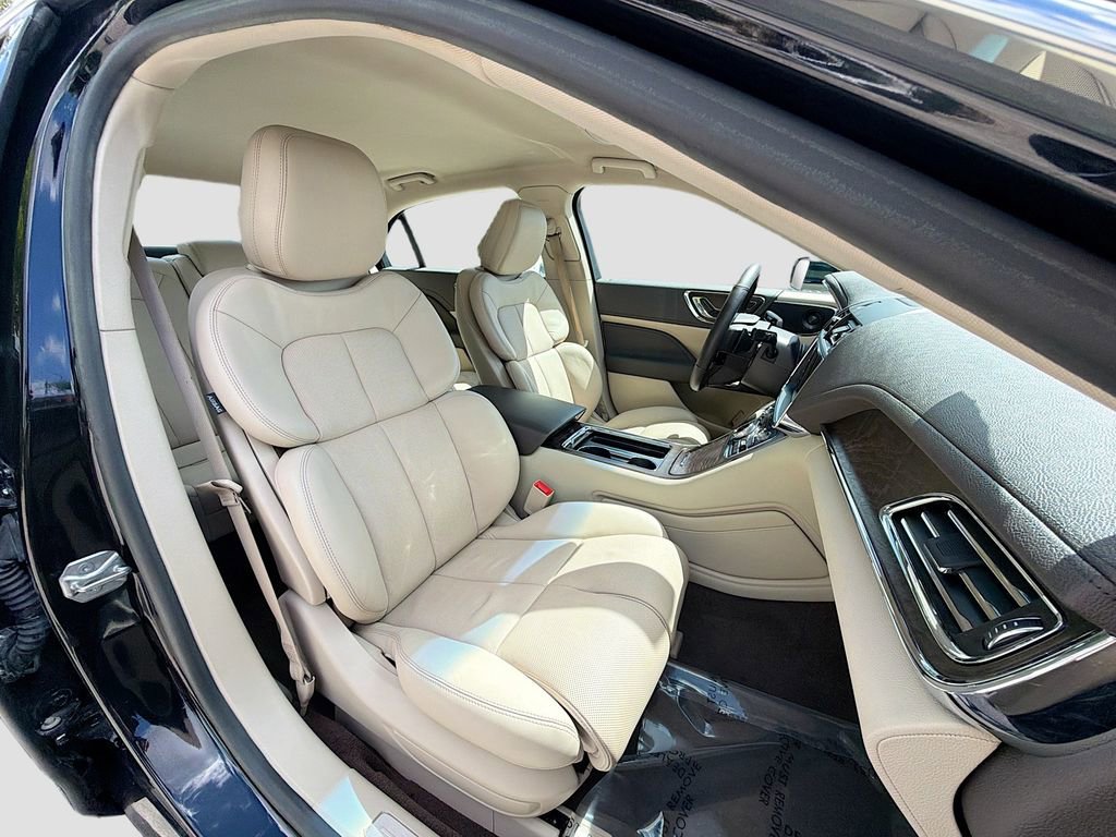 Used 2020 Lincoln Continental w/ Premium Package image 31