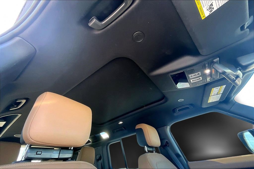 Used 2025 Land Rover Defender 110 X-Dynamic SE image 17