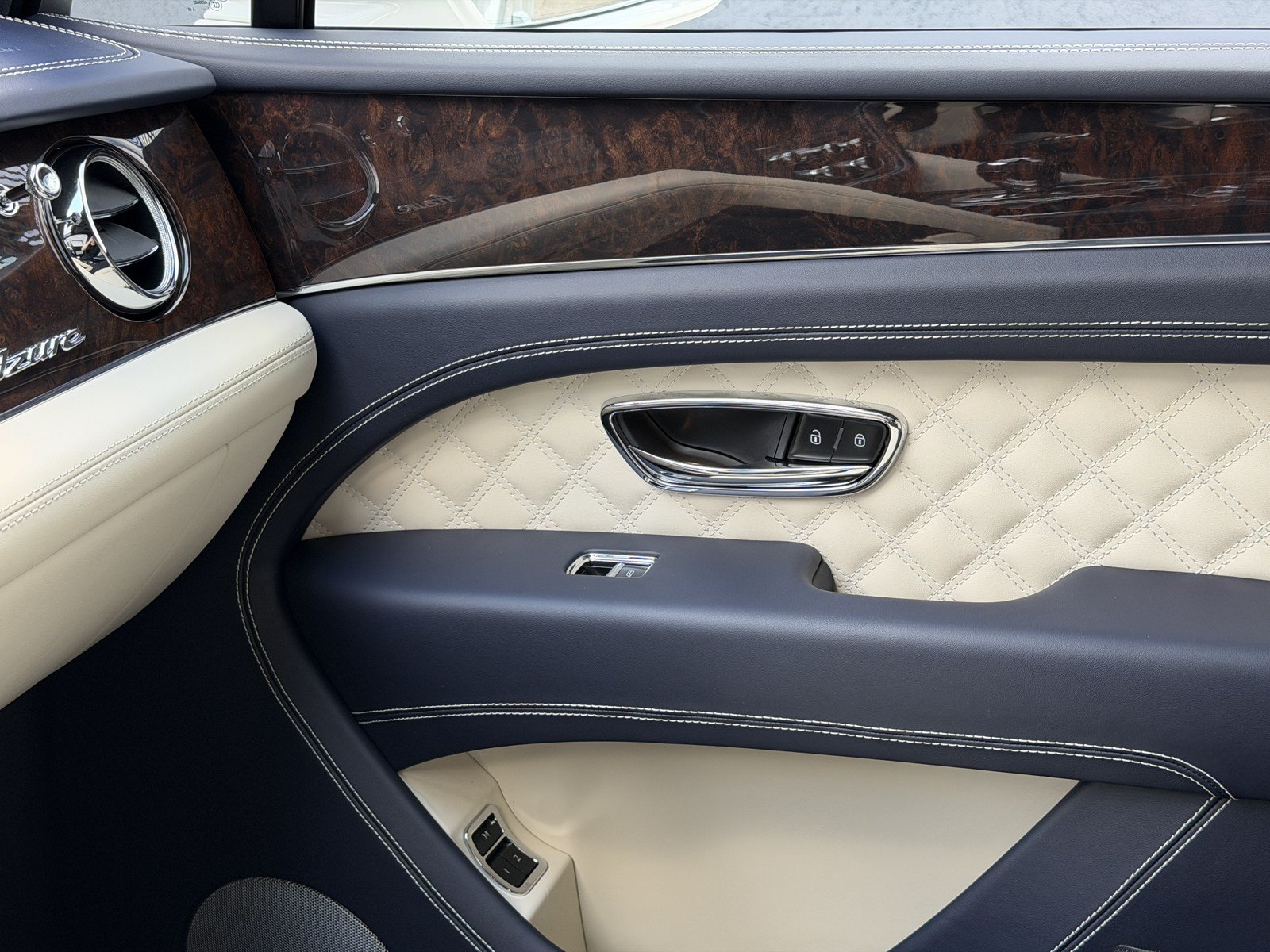 Certified 2023 Bentley Bentayga AWD/4WD image 32