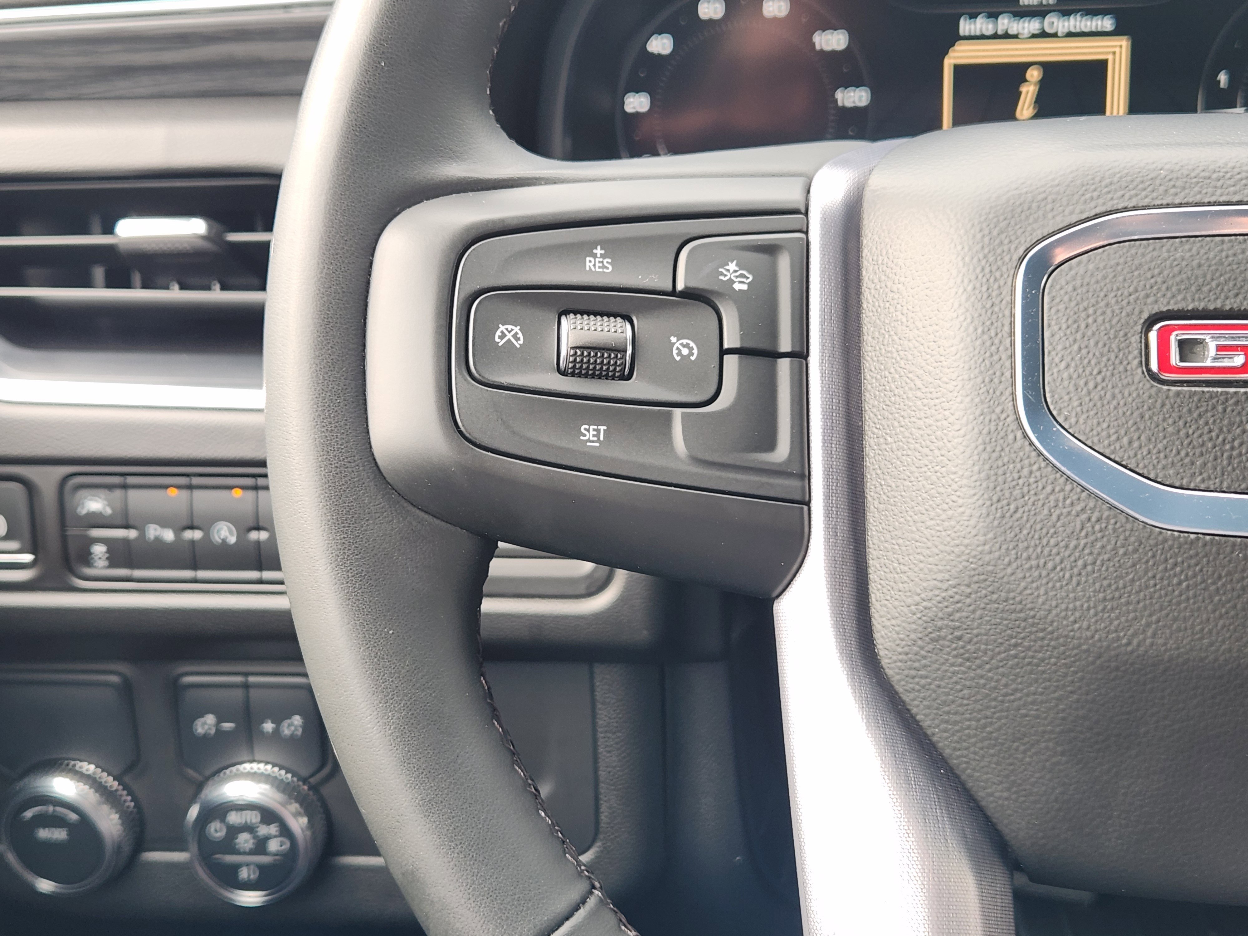 Used 2024 GMC Yukon XL SLT image 28