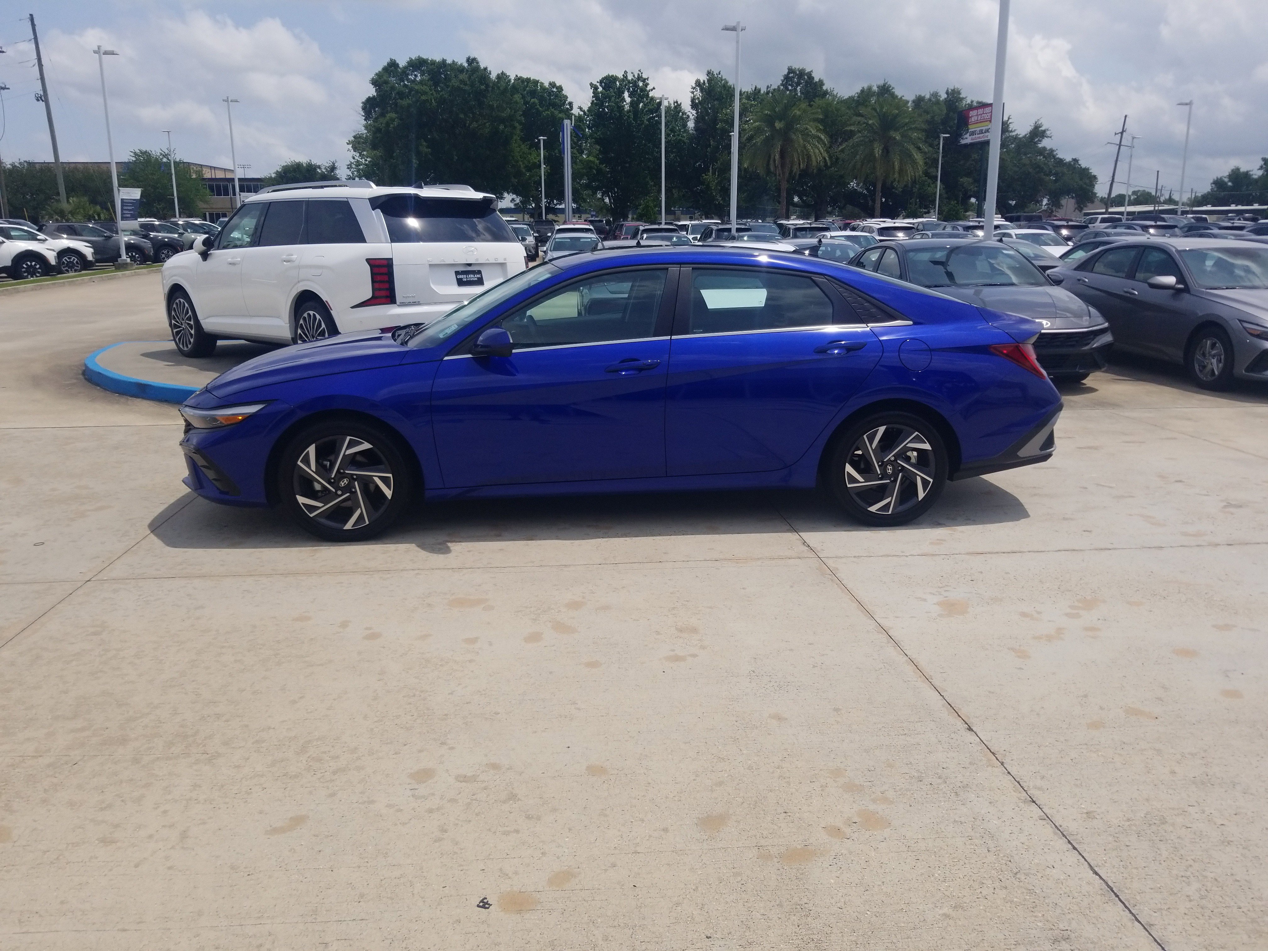 Used 2025 Hyundai Elantra SEL FWD image 4