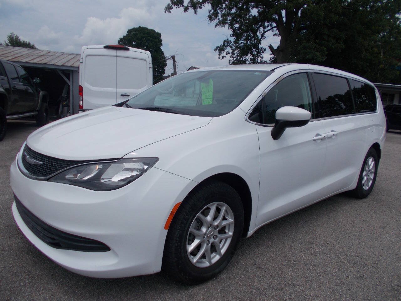 Used 2017 Chrysler Pacifica Touring FWD image 1
