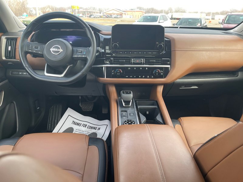 Used 2025 Nissan Pathfinder Platinum image 12