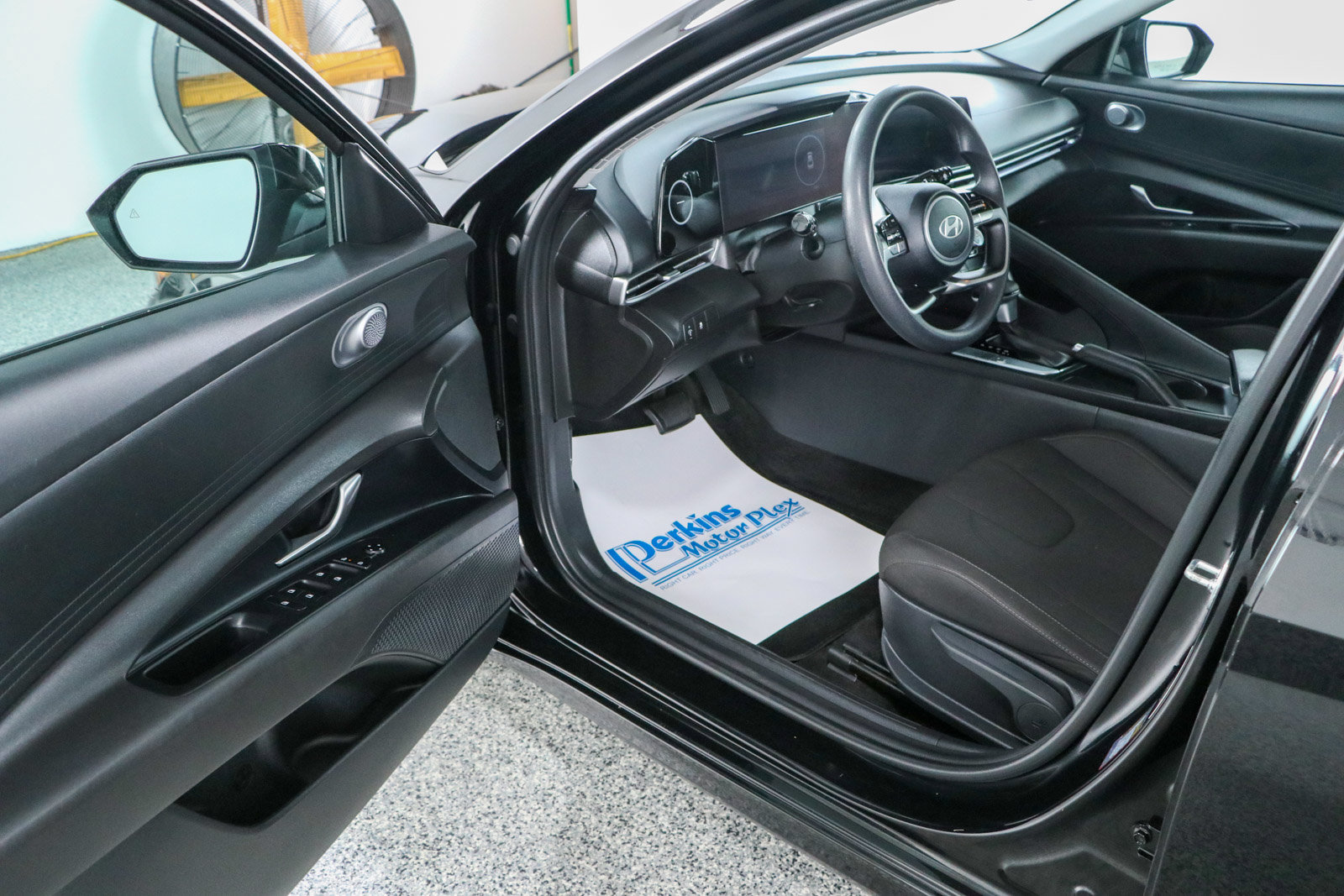 Used 2024 Hyundai Elantra SEL FWD image 3