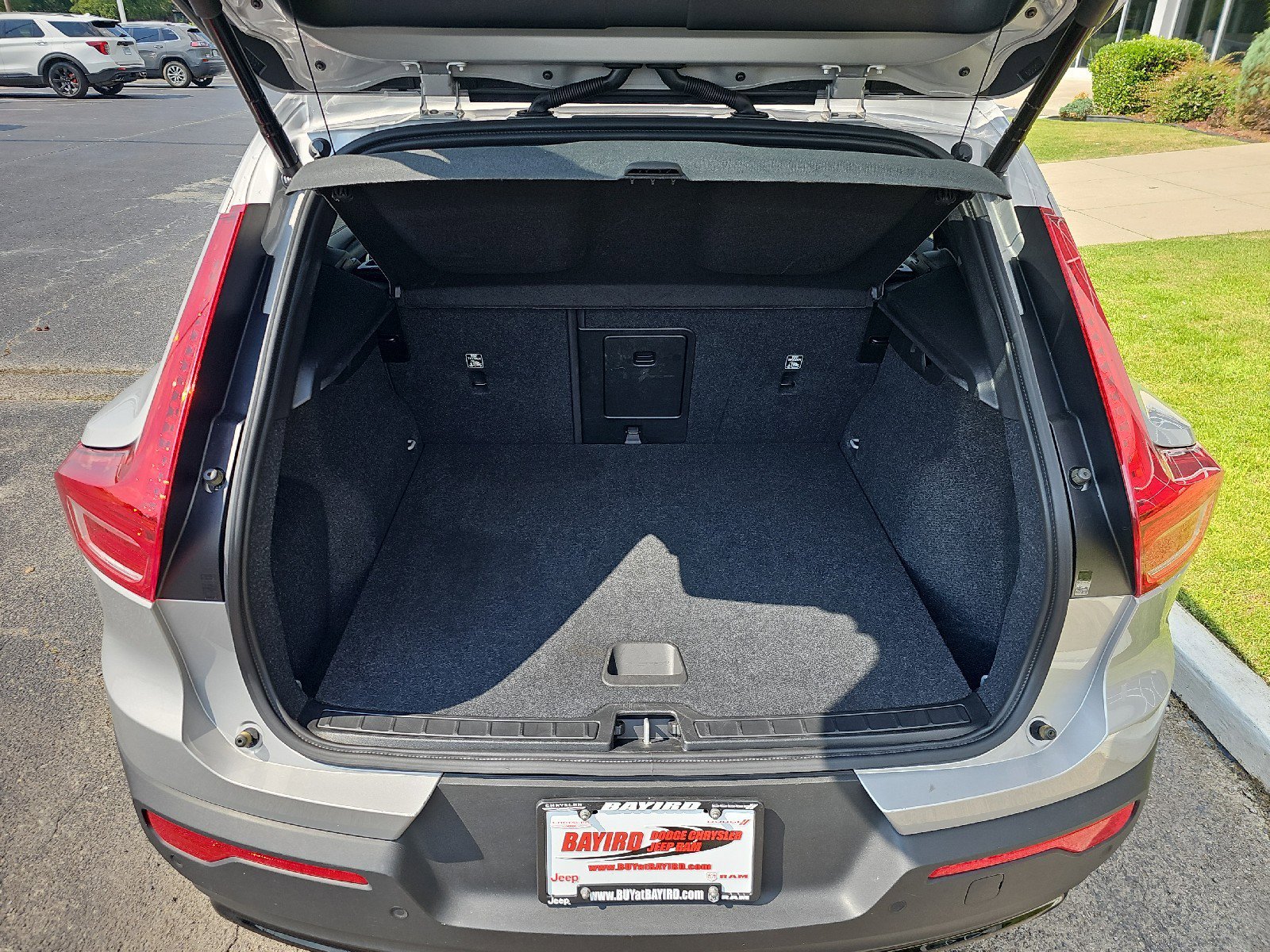 Used 2024 Volvo XC40 B5 Core image 5