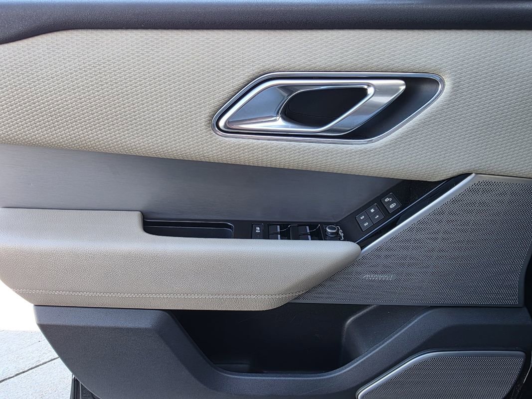 Used 2018 Land Rover Range Rover Velar R-Dynamic SE image 18