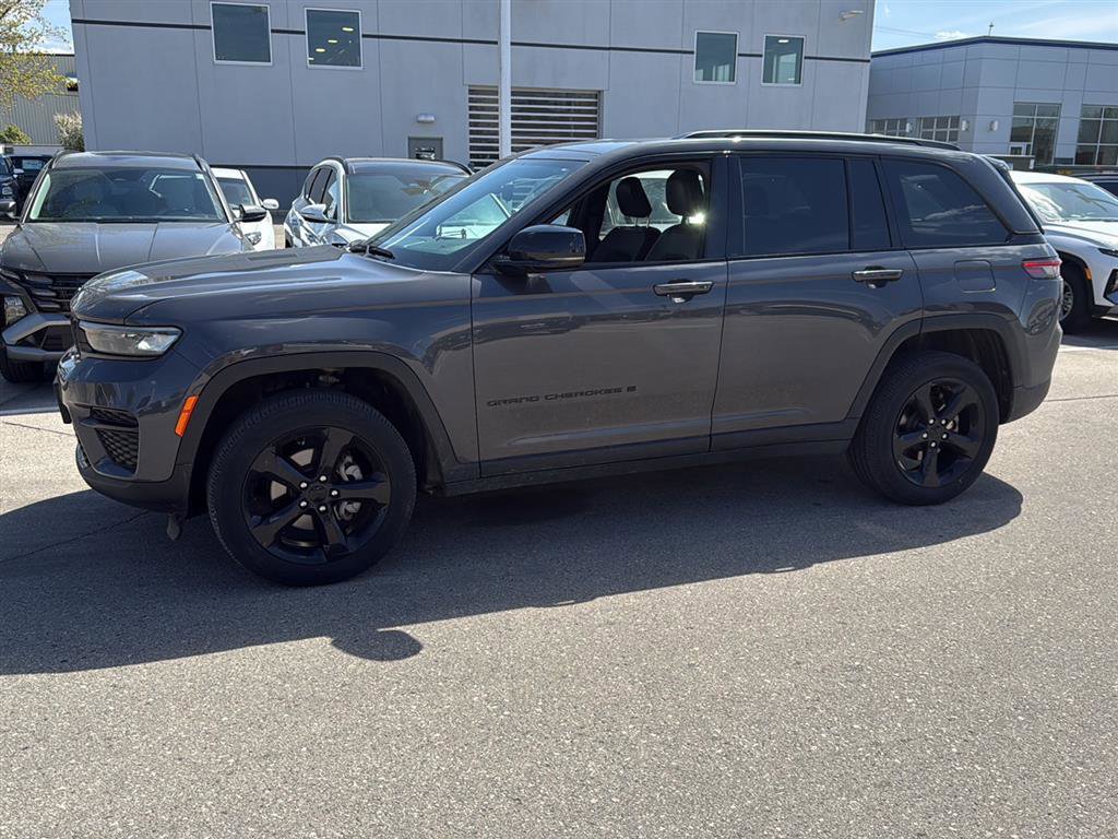 Used 2024 Jeep Grand Cherokee Altitude AWD/4WD image 21