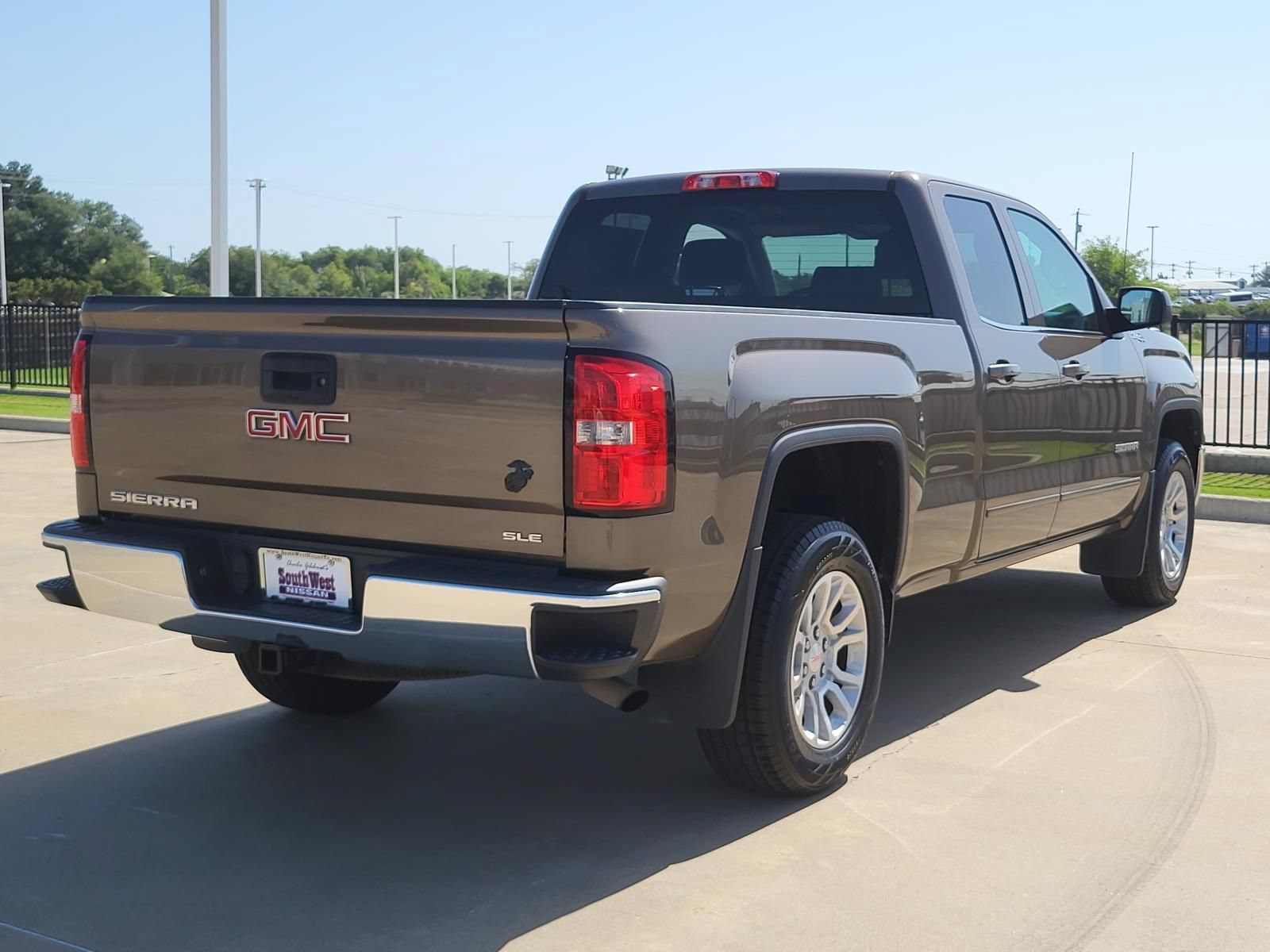 Used 2015 GMC Sierra 1500 SLE w/ SLE Value Package AWD/4WD image 5